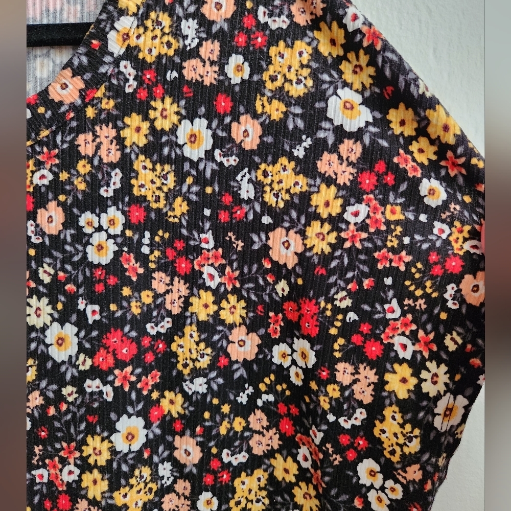 Kim & Cami - Floral Ribbed Tee - Picture 3 of 5